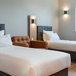 Hotell Circle - Closest To Air Base 4*