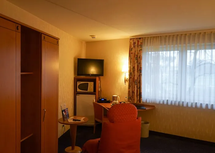 Circle - Closest To Air Base Отель