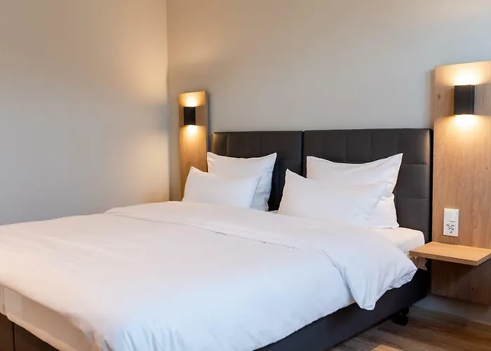 Circle - Closest To Air Base 4*